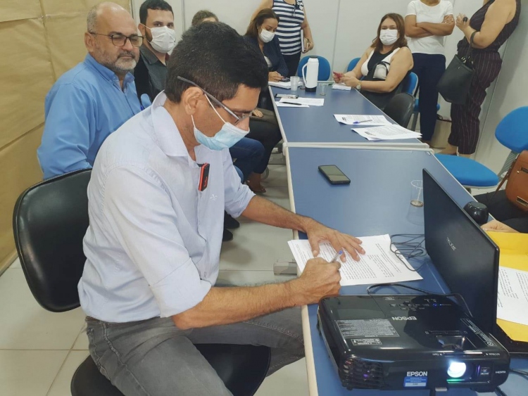 Alex assina documento e confirma permanecia de Ros&aacute;rio Oeste no Cons&oacute;rcio de Sa&uacute;de da Baixada Cuiabana