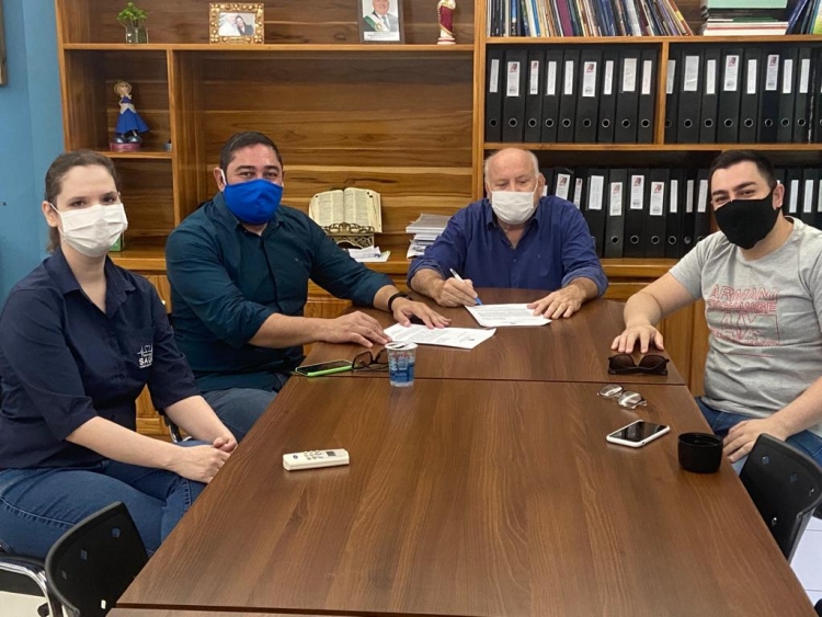 Prefeito Leocir assina contrato de rateio com CISVARC